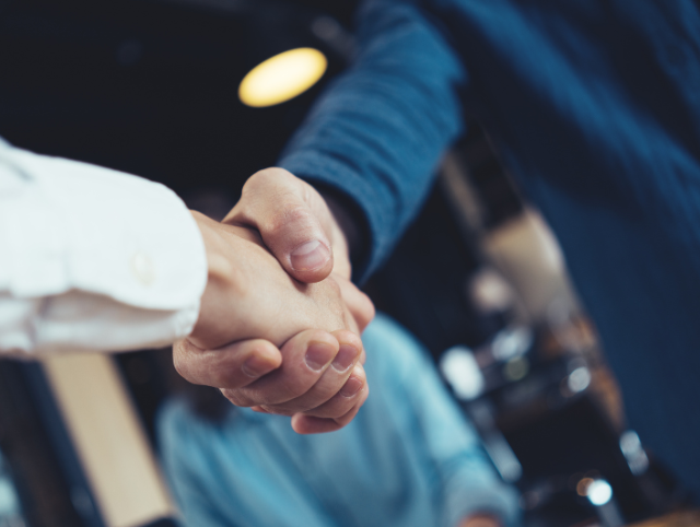 Clients satisfaits après la pose de stores avec Gladiastores